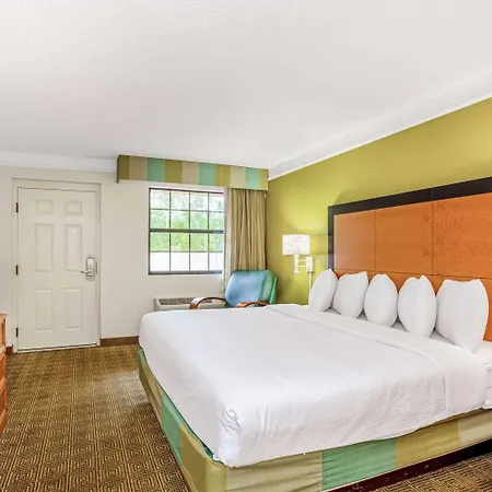 La Quinta Inn By Wyndham Orlando Airport West-3